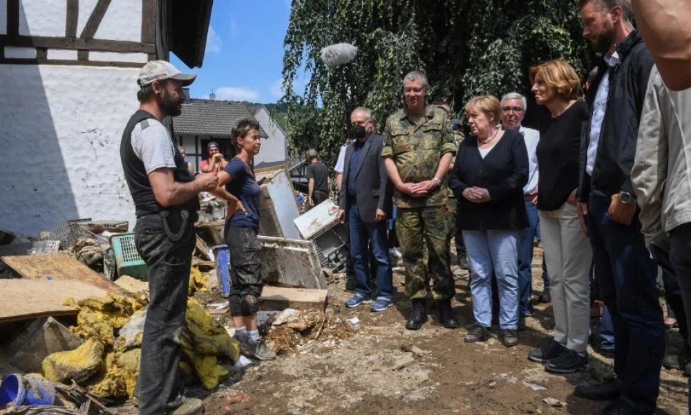Η Μέρκελ επισκέφθηκε τα μέρη που επλήγησαν από τις πλημμύρες